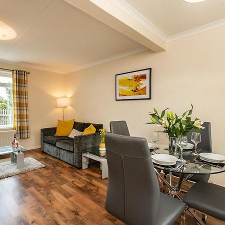 Taylor House Contractors Welcome Off Street Parking For Vans ダラム エクステリア 写真