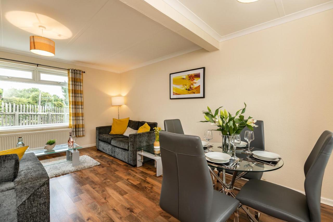 Taylor House Contractors Welcome Off Street Parking For Vans ダラム エクステリア 写真