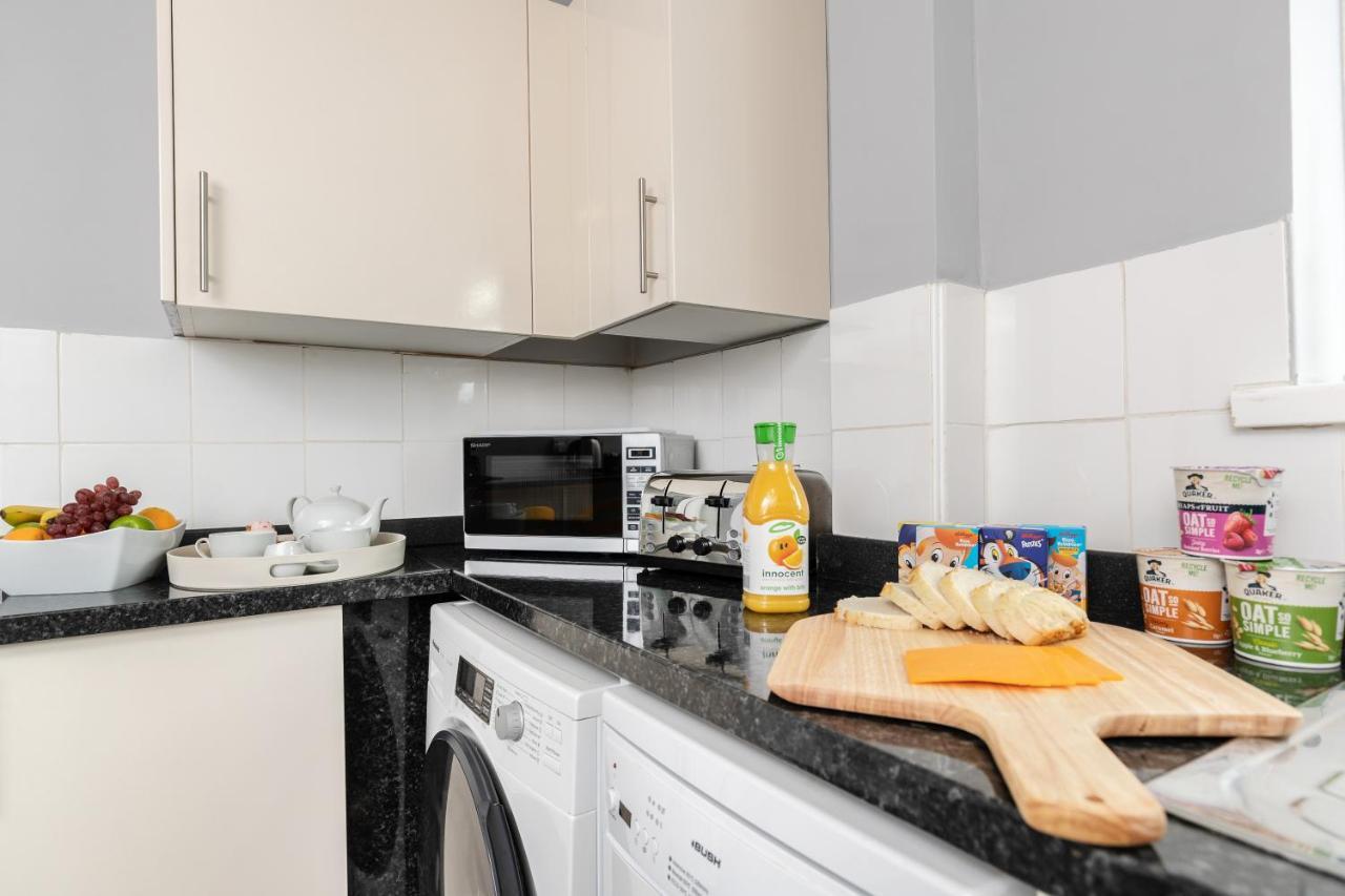 Taylor House Contractors Welcome Off Street Parking For Vans ダラム エクステリア 写真