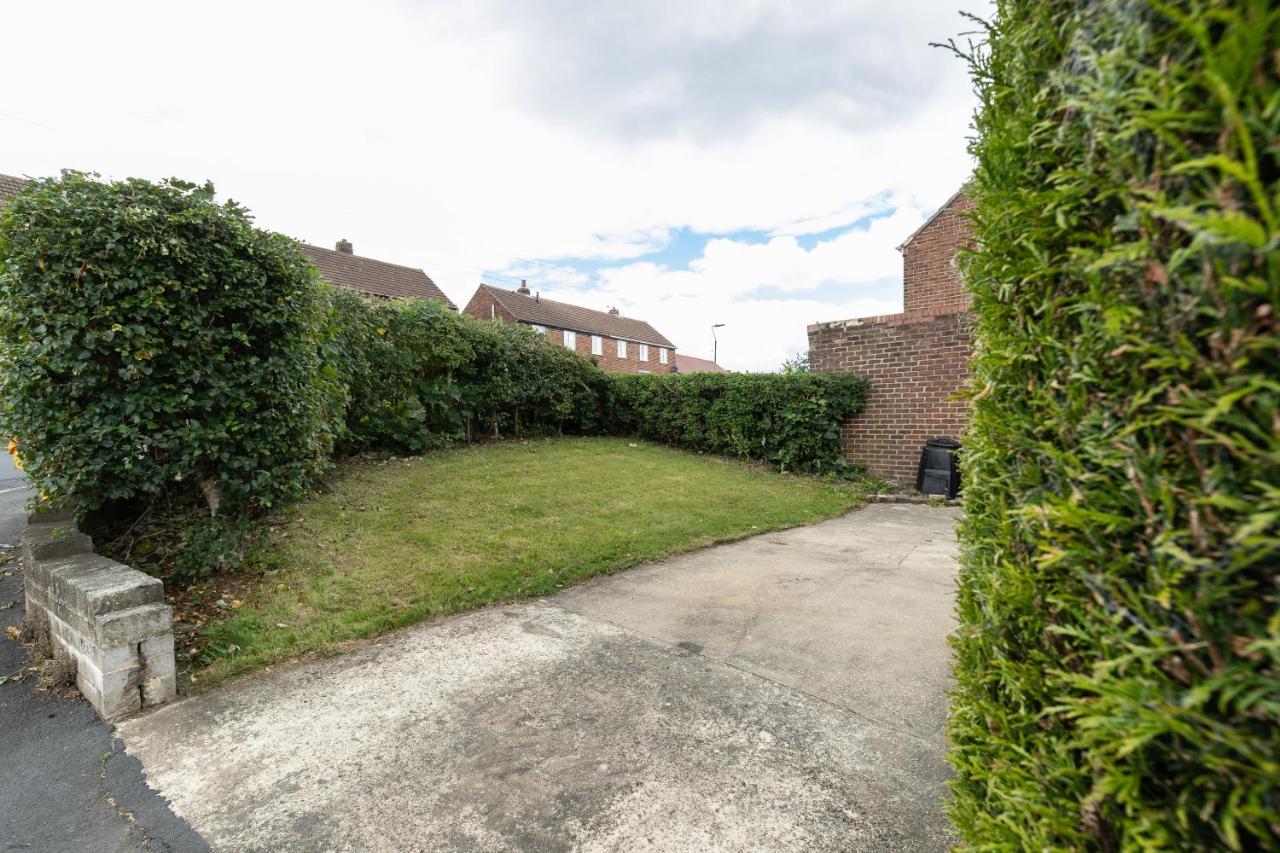 Taylor House Contractors Welcome Off Street Parking For Vans ダラム エクステリア 写真