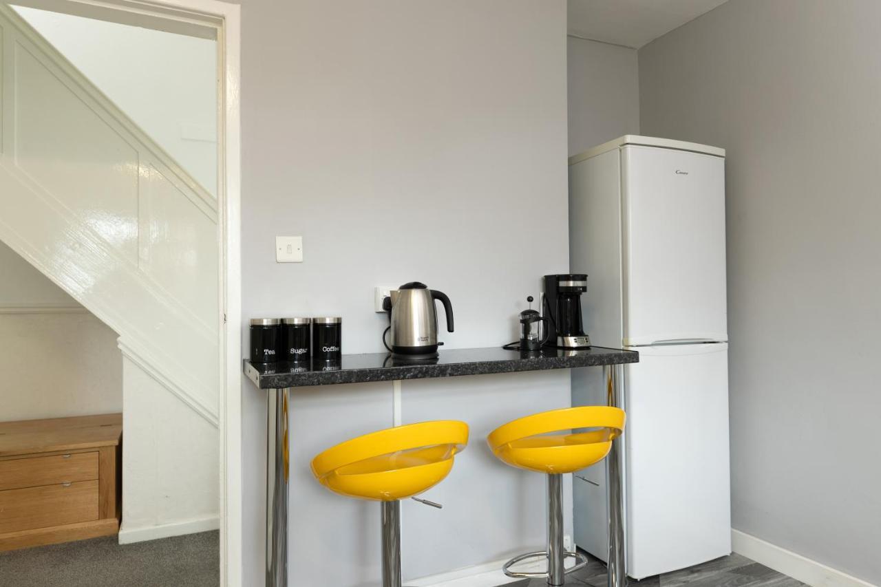 Taylor House Contractors Welcome Off Street Parking For Vans ダラム エクステリア 写真