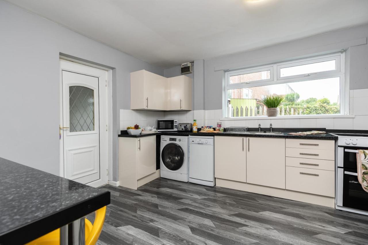 Taylor House Contractors Welcome Off Street Parking For Vans ダラム エクステリア 写真