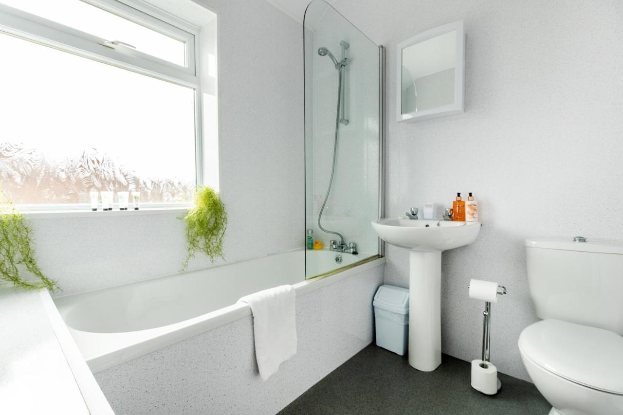 Taylor House Contractors Welcome Off Street Parking For Vans ダラム エクステリア 写真