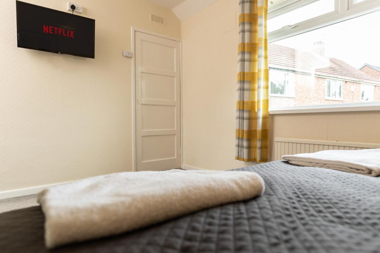 Taylor House Contractors Welcome Off Street Parking For Vans ダラム エクステリア 写真