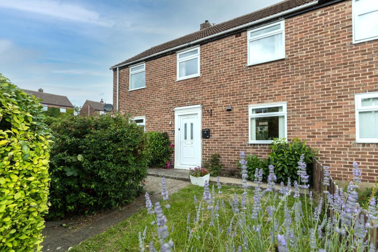 Taylor House Contractors Welcome Off Street Parking For Vans ダラム エクステリア 写真
